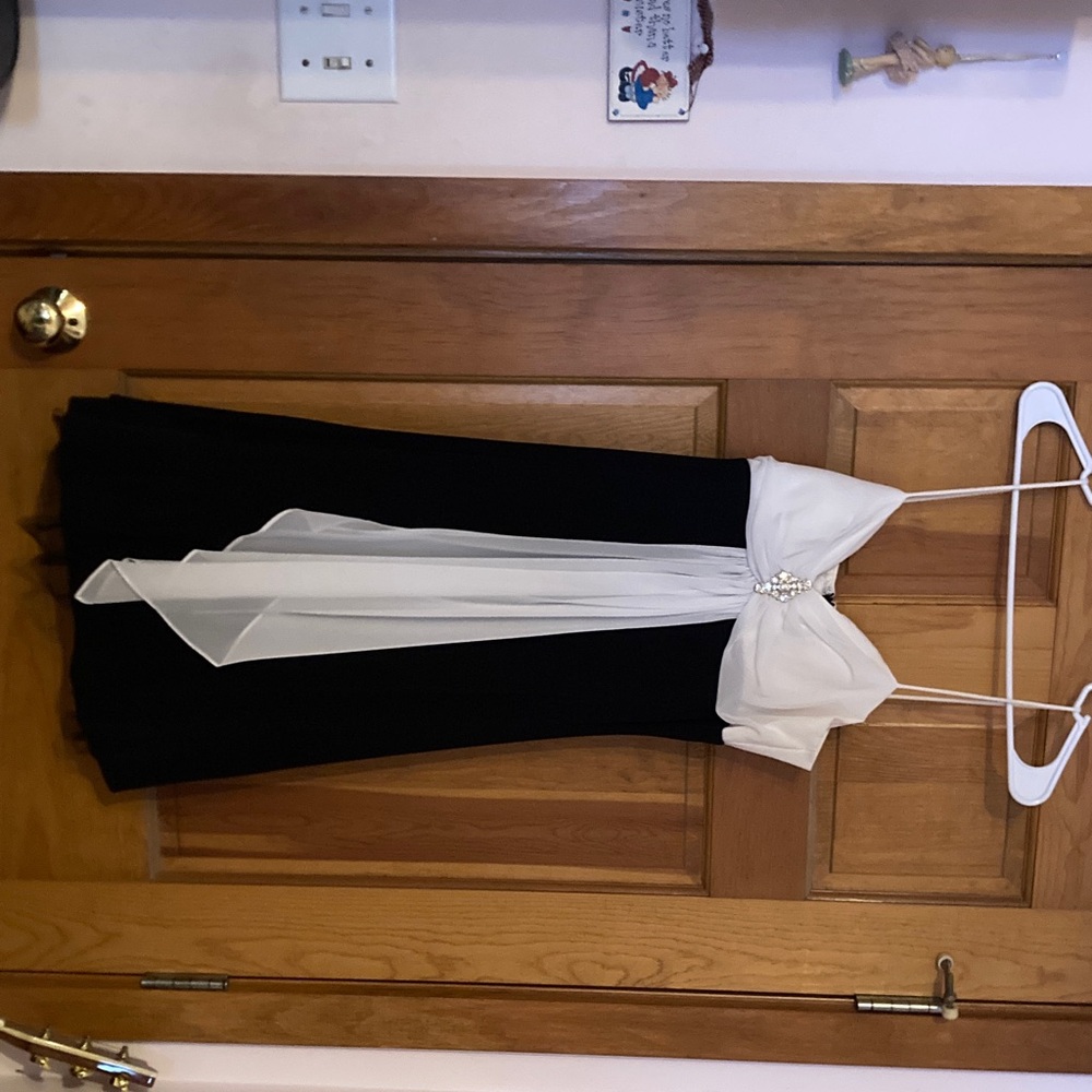 Elegant Black and White Dress with Bow Detail